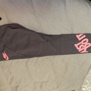 NIKE LOGO CROPPED LEGGINGS NWT